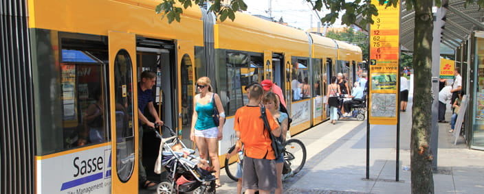 Foto Straßenbahn an Haltestelle
