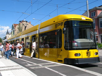 Foto Straßenbahn an Haltestelle