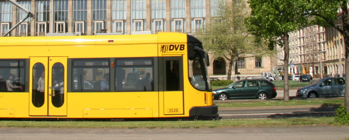 Foto Straßenbahn vor der HTW Dresden