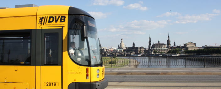 Zdjęcie tramwaju na tle panoramy Drezna.