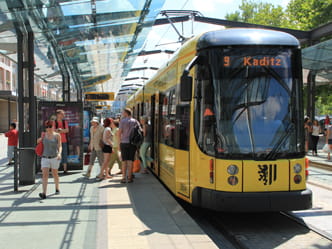 Foto Straßenbahn an Haltestelle