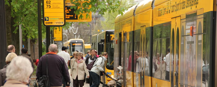 Foto Straßenbahn an Haltestelle