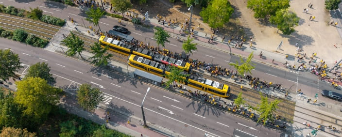 Drohnenbild von Bahnen bei der Abreise nach Dynamo-Heimspiel