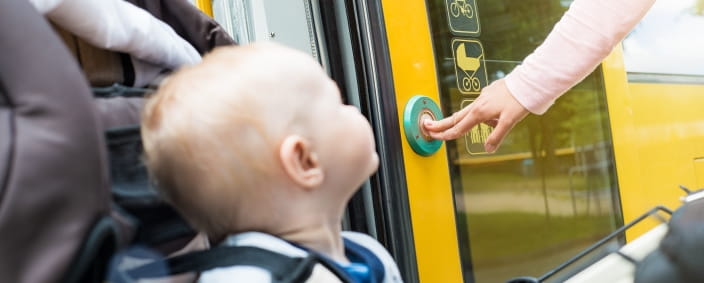 Baby und Mutter beim Einsteigen in die Bahn