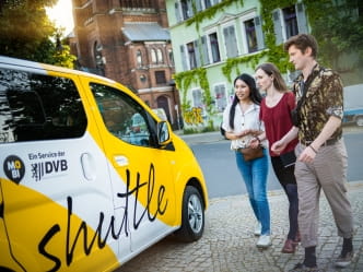 junge Leute vor dem MOBIshuttle