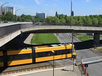 Straßenbahnhaltestelle unter Brücke Budapester Straße