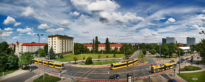 Das Foto zeigt eine Straßenkreuzung mit Bahnen und Bussen aus der Vogelperspektive.