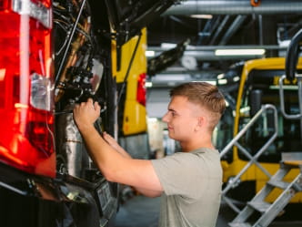 Ein DVB-Mechaniker repariert einen Bus.
