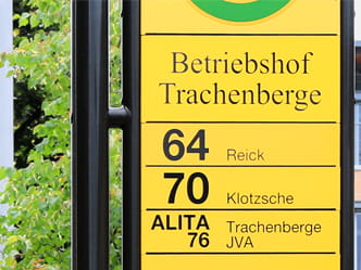 Das Foto zeigt Haltestellenschild des Betriebshofes Trachenberge unter dem Fokus des Anruflinientaxis ALITA