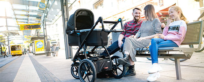 Familie an der Haltestelle