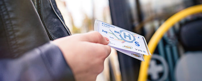 Jugendliche zeigt ihre Kundenkarte