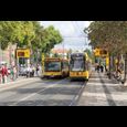 Autobusy a tramvaj na náměstí Pirnaischer Platz na zastávce