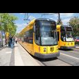 Dvě tramvaje na zastávce na náměstí Pirnaischer Platz