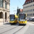 Zwei Straßenbahnen vor dem Zwinger und dem Taschenbergpalais