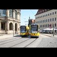 Dwa tramwaje przed kompleksem Zwinger i pałacem Taschenberg