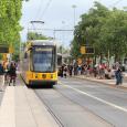 Straßenbahn am Pirnaischen Platz in einer Haltestellensituation