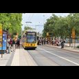 Straßenbahn am Pirnaischen Platz in einer Haltestellensituation