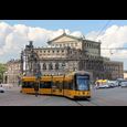 Żółty tramwaj skręcający przed Operą Sempera