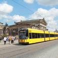 Gelbe Straßenbahn vor Semperoper und Altstädter Wache 