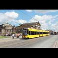 Żółty tramwaj przed Operą Sempera i Altstädter Wache 