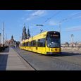 Žlutá tramvaj na mostu Augustusbrücke