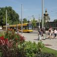 Gelbe Straßenbahn und Zwinger im Hintergrund, Begrünung des Postplatzes im Vordergrund