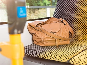 Foto einer vergessenen Tasche auf einem Sitz in der Straßenbahn