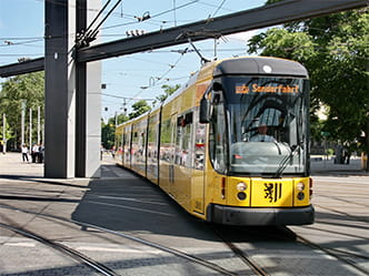 Das Foto zeigt eine heranfahrende gelbe Straßenbahn mit der Linienanzeige "Sonderfahrt"