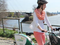 Foto auf dem eine Frau mit dem SZbike fährt