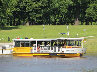 The photo shows a passenger ferry moored at Pillnitz 