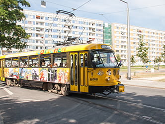 Zdjęcie z przejeżdzającym tramwajem dla dzieci "Lottchen". 