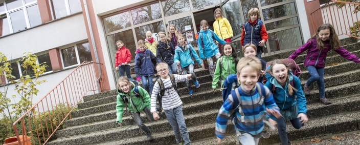 Kinder vor der Schule