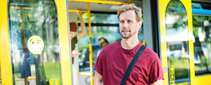 Mann vor der Straßenbahn
