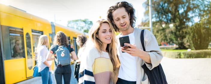 Personen schauen aufs Smartphone