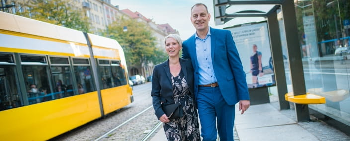 Pärchen an Haltestelle