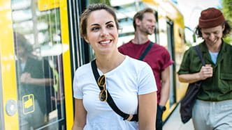 Personen an der Haltestelle