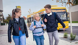 Schüler an der Haltestelle