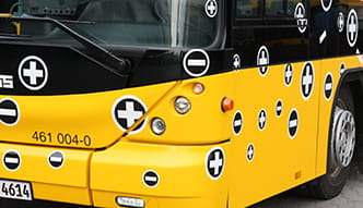 Foto mit Ausschnitt eines gelben Hybridbusses