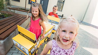 Kinder im Straßenbahnmuseum