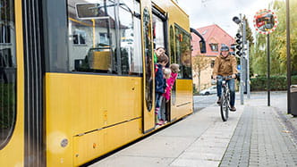 Kinder und Fahrradfahrer am Bahnsteig