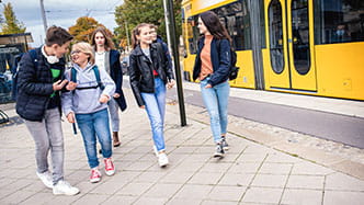 Kinder und Jugendliche an der Haltestelle