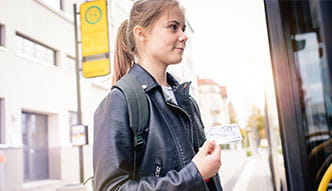 Schülerin zeigt die Kundenkarte vor