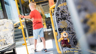 Maskottchen Leo im Bus