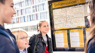 Jugendliche an der Haltestelle