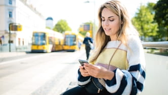 Frau am Smartphone