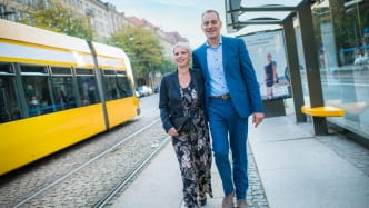 Pärchen an Haltestelle