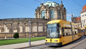 Foto Gelbe Straßenbahn vor dem Zwinger
