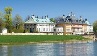 Foto Schloss Pillnitz hinter der Elbe
