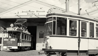 Straßenbahnhof mit zwei historischen Straßenbahnen