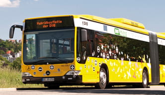 Gelber Hybridbus